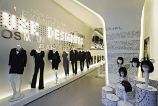 简约时尚韩国服装店面背景墙装修图片