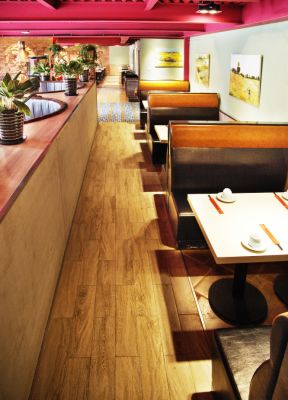 小餐馆门面室内仿木地板地砖装修效果图片