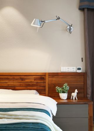 四室两厅现代简约卧室床头壁灯装修图