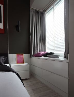 卧室飘窗窗帘装饰 灰色窗帘装修效果图片