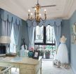 温馨房间蓝色窗帘装修布置效果图片