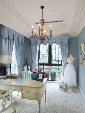 布置温馨房间 蓝色窗帘装修效果图片