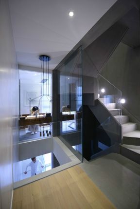 现代别墅玻璃楼梯扶手设计效果图片
