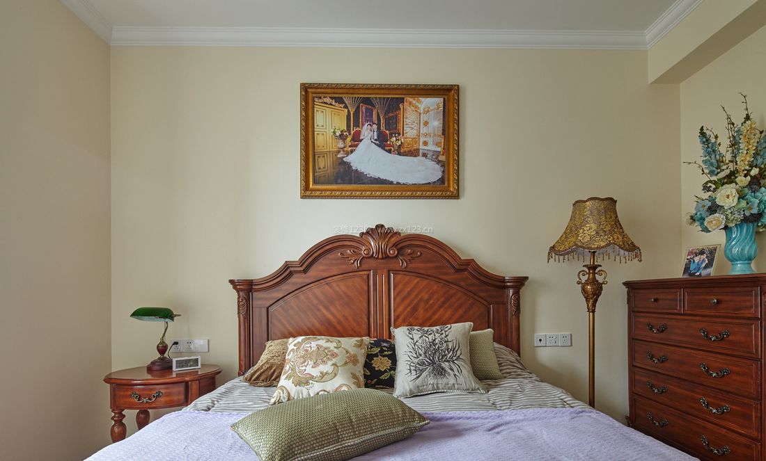 小户型欧式风格卧室纯色壁纸装修效果图片