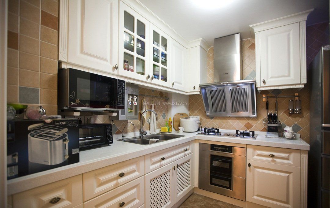 田园风格室内厨房白色橱柜装修效果图片