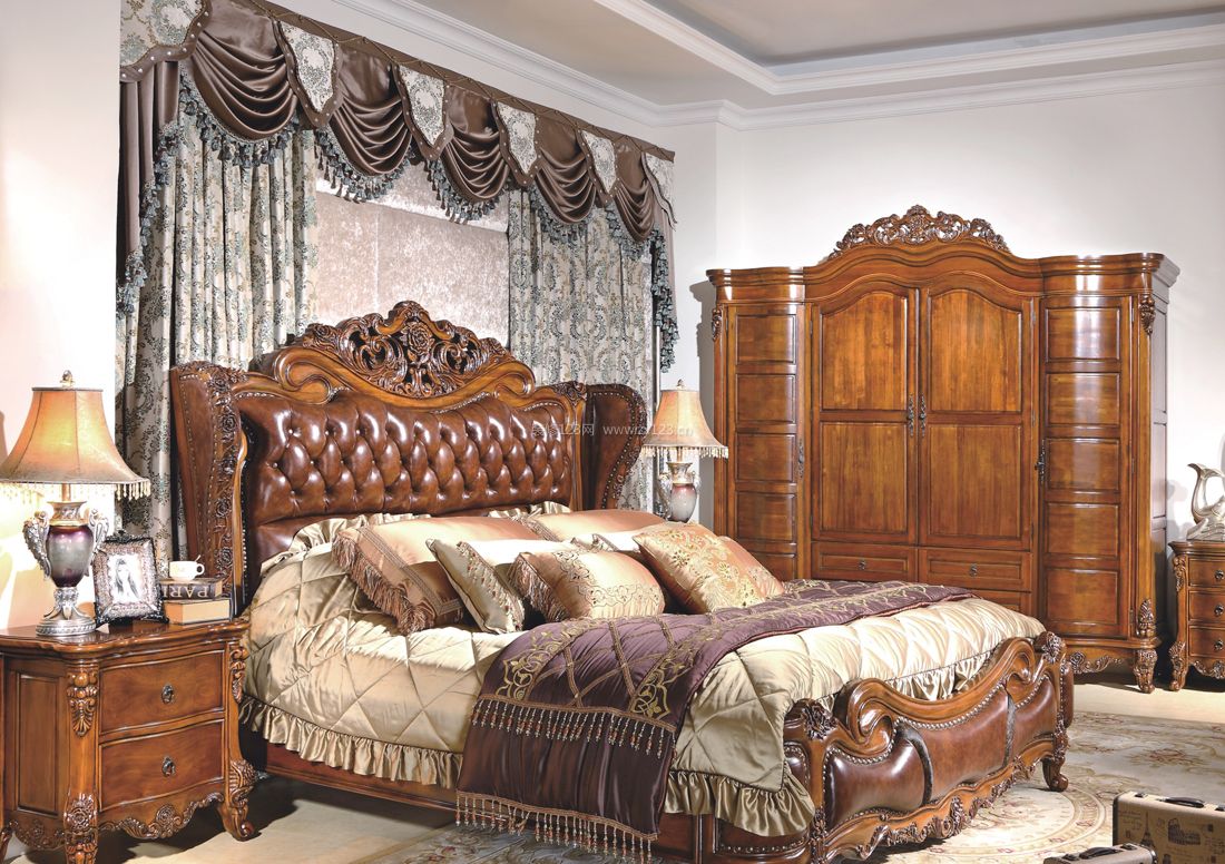 美式古典风格卧室实木衣柜装修效果图片