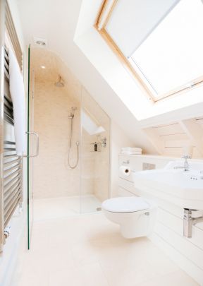 现代30平阁楼卫生间浴室装修图