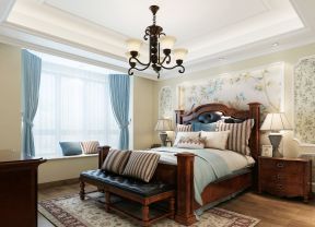 美式设计风格带飘窗卧室床头背景墙装修效果图片