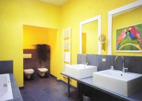 顶楼加阁楼卫生间黄色墙面装修效果图片