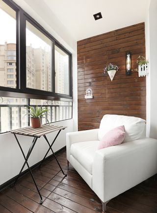 最新小户型客厅阳台木质背景墙装修效果图片
