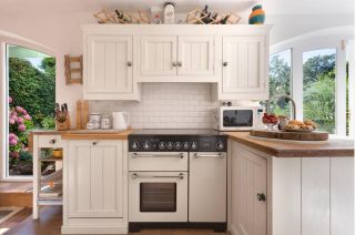 乡村小型别墅厨房白色橱柜装修效果图片