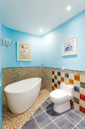 2023家庭卫生间白色浴缸装修效果图片