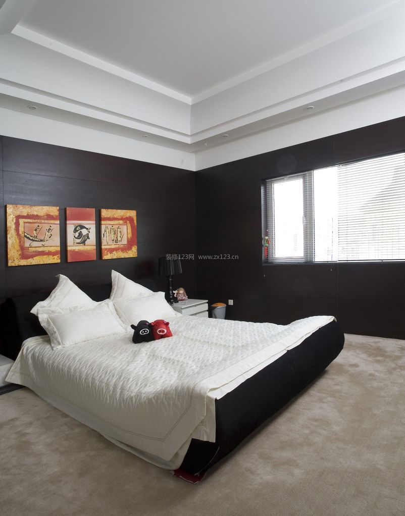 现代中式家庭卧室黑色墙面装修效果图片