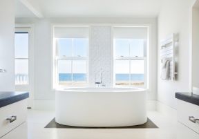 2023复式别墅白色调卫生间浴室装修图
