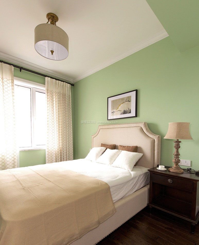105平米三居室卧室绿色墙面装修效果图片