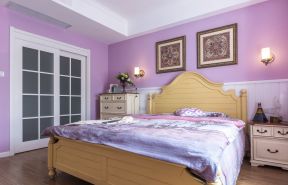 105平米三居室卧室紫色墙面装修效果图片