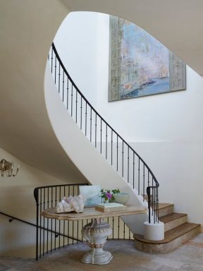 国外二层别墅楼梯设计装修图片2023