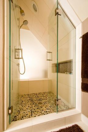 一层半别墅 玻璃淋浴间装修效果图