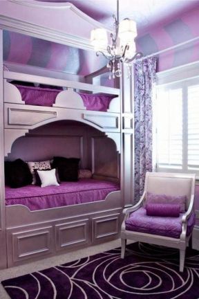 紫色卧室床的摆放