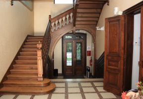别墅大厅 木楼梯装修效果图片