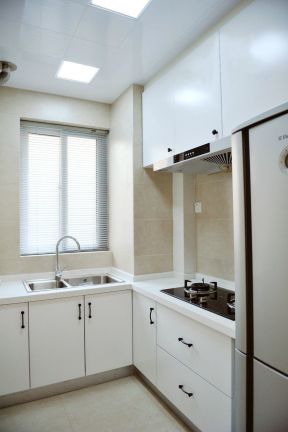 小面积厨房橱柜 白色橱柜装修效果图片