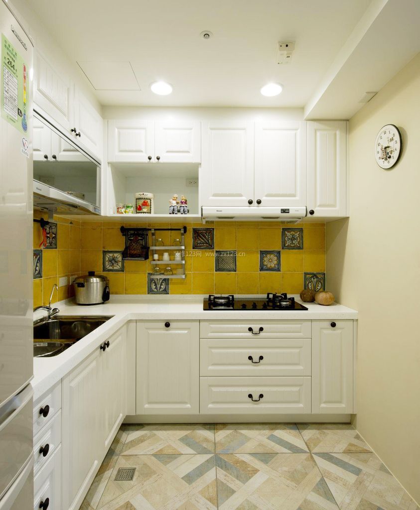 田园乡村风格厨房白色橱柜装修效果图片