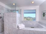 现代家庭浴室白色浴缸装修效果图片