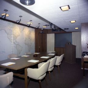 现代小型会议室集成吊顶效果图