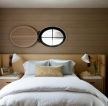 单身卧室木质背景墙装修效果图片