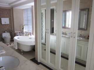复式楼卫生间白色浴缸装修效果图片