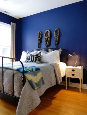 家居卧室装潢效果图 蓝色墙面装修效果图片