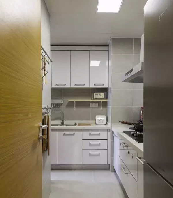 厨房也是灰色的水泥砖,搭配白色烤漆的橱柜门板