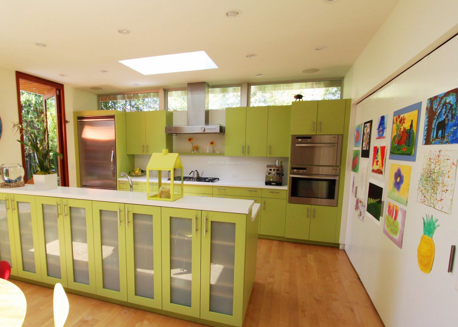 绿色厨房客厅隔断家装设计 