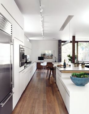 现代风格整体橱柜 长方形厨房装修效果图