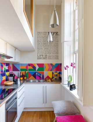 70平米两室一厅小厨房墙体彩绘装饰图片