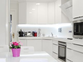 现代风格L型厨房厨柜装修效果图
