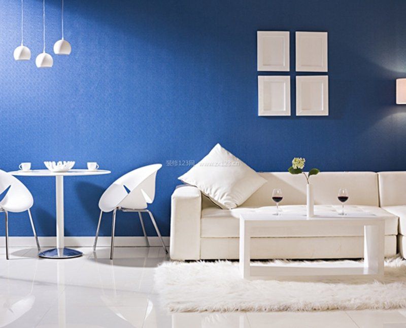 白色客厅蓝色墙面乳胶漆装修效果