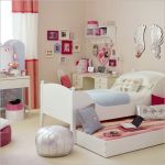 小卧室温馨布置家具床图片