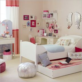 小卧室温馨布置家具床图片
