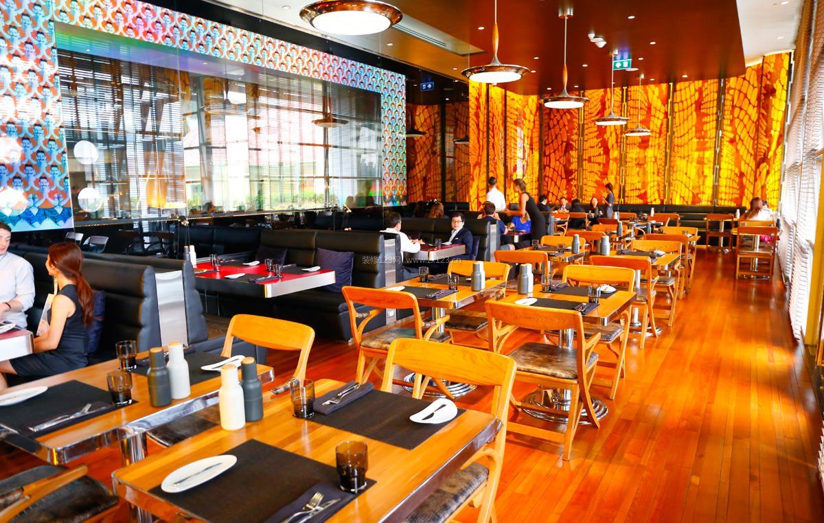东南亚餐厅地面深黄色木地板装修效果图片