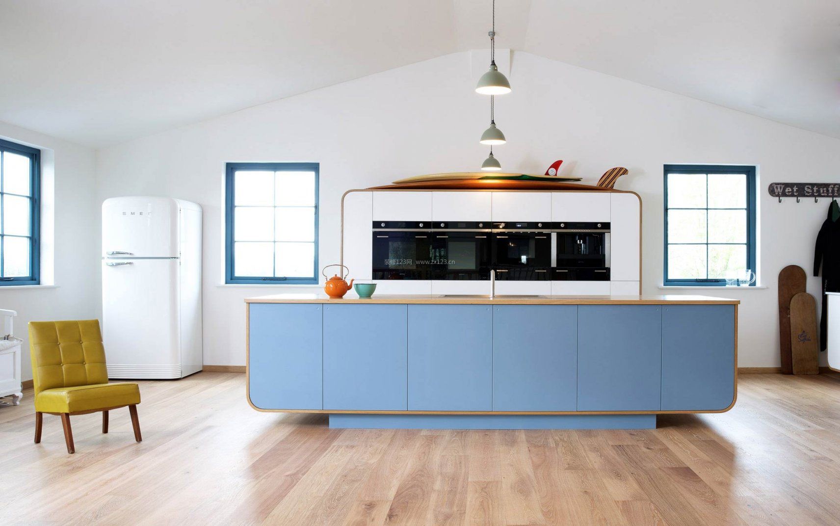80后风格厨房蓝色橱柜装修效果图片