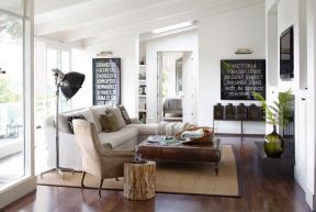 小户型客厅田园风格 深褐色木地板装修效果图片