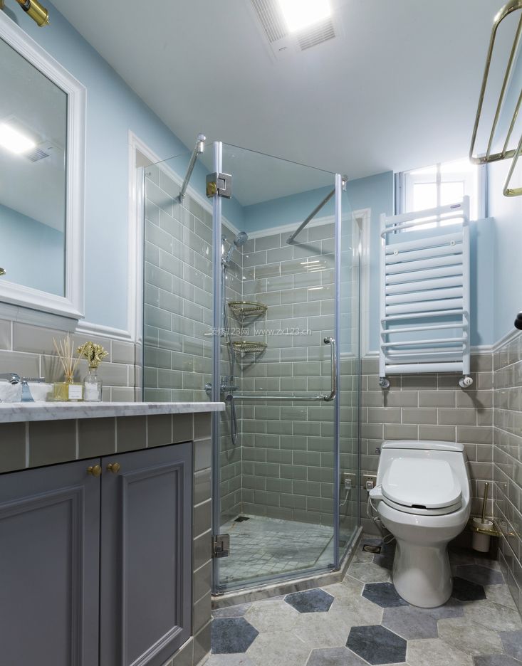 95平米三居室卫生间浴室装修图片2023