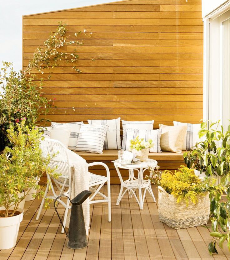 花园阳台木背景墙装修效果图
