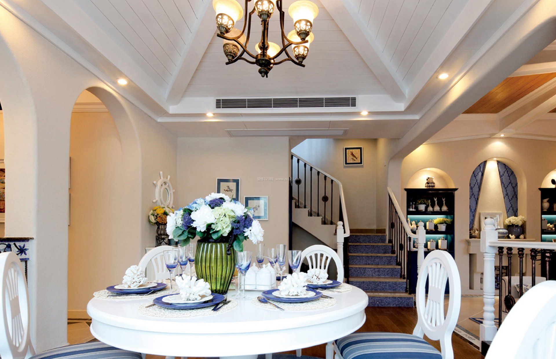 蓝白地中海房屋室内圆餐桌装修效果图片