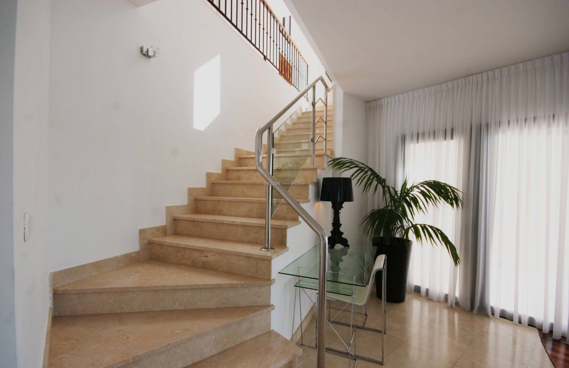 现代别墅楼梯室内装饰设计效果图