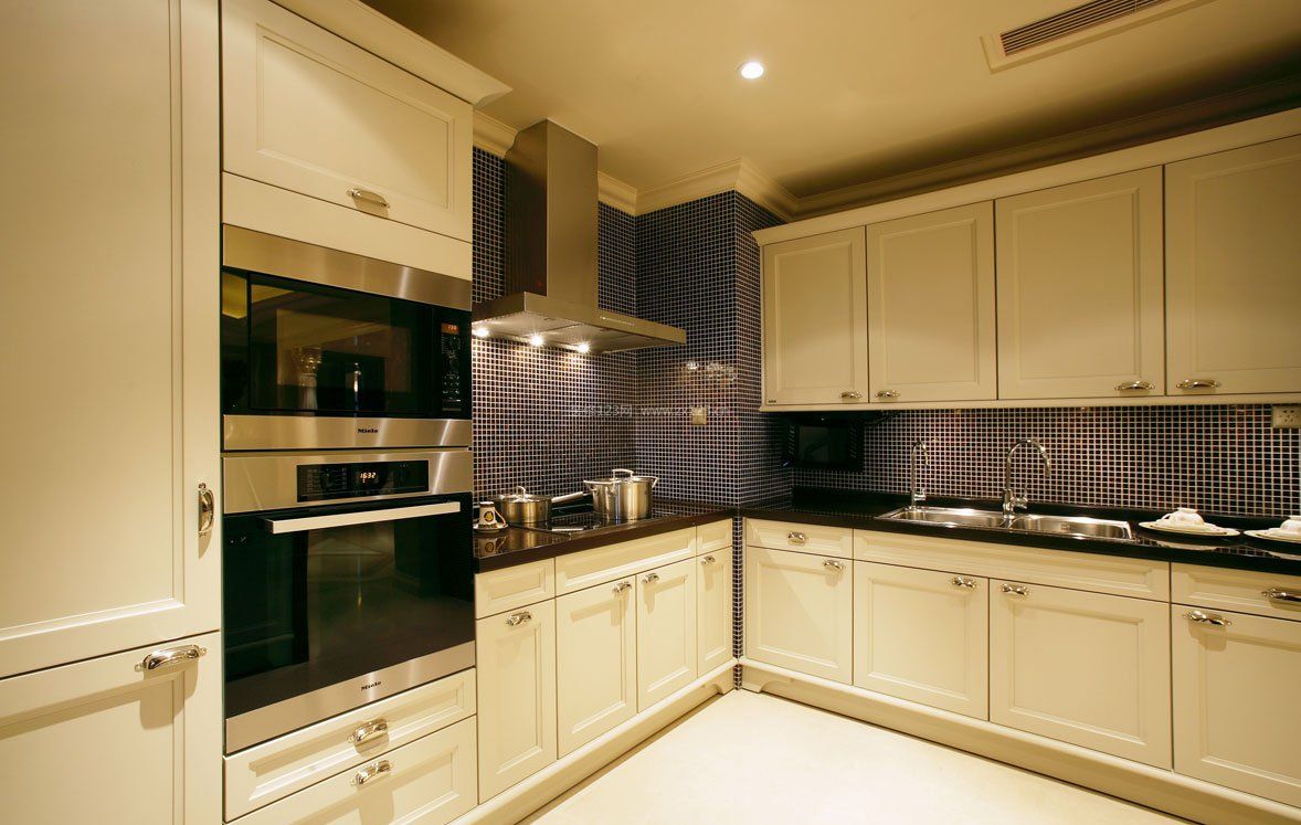 小居室厨房白色橱柜装修效果图片