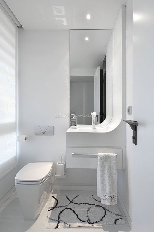 白色简约风格小面积卫生间装修效果图欣赏