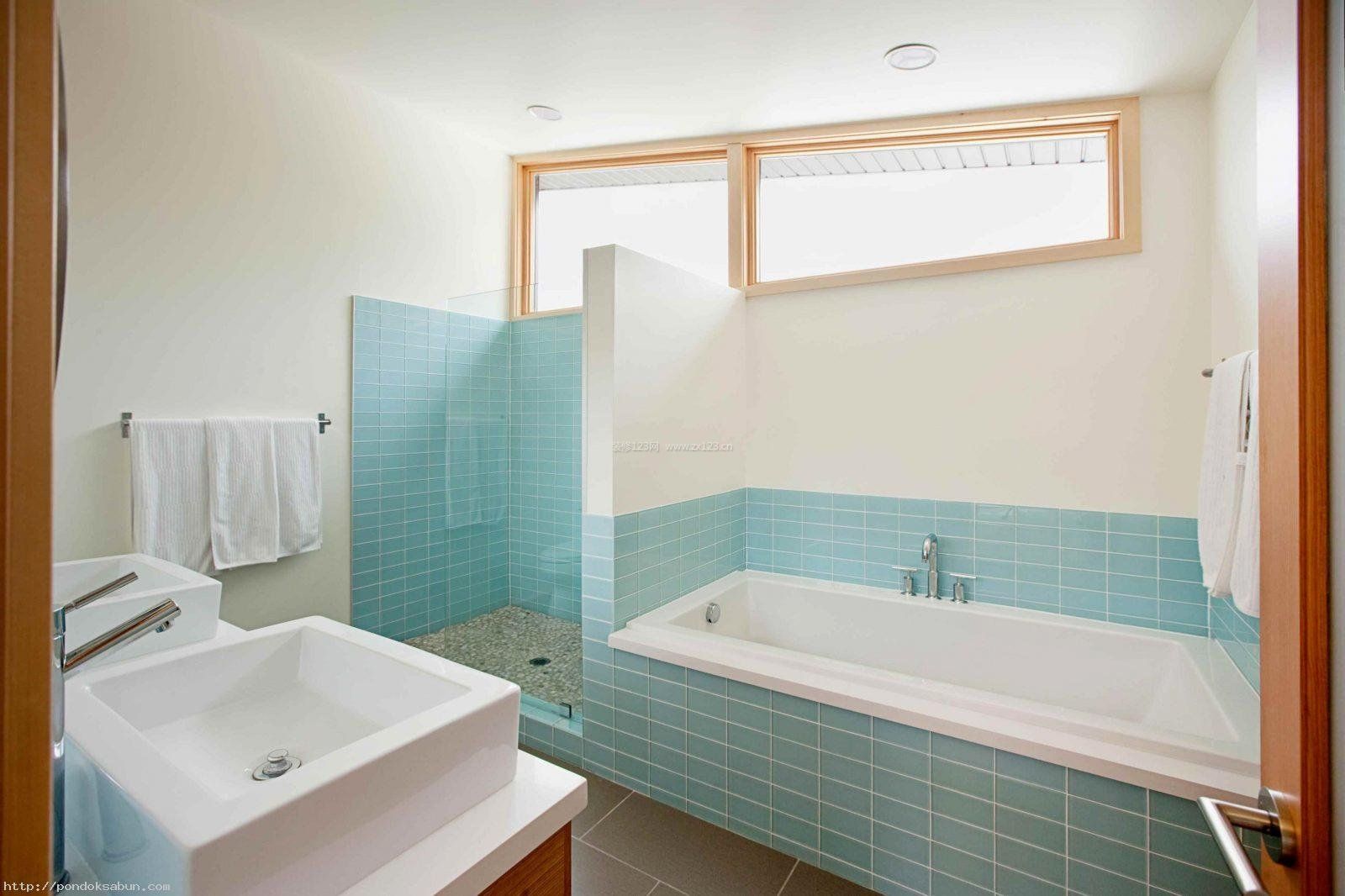 蓝色卫生间砖砌浴缸装修效果图片