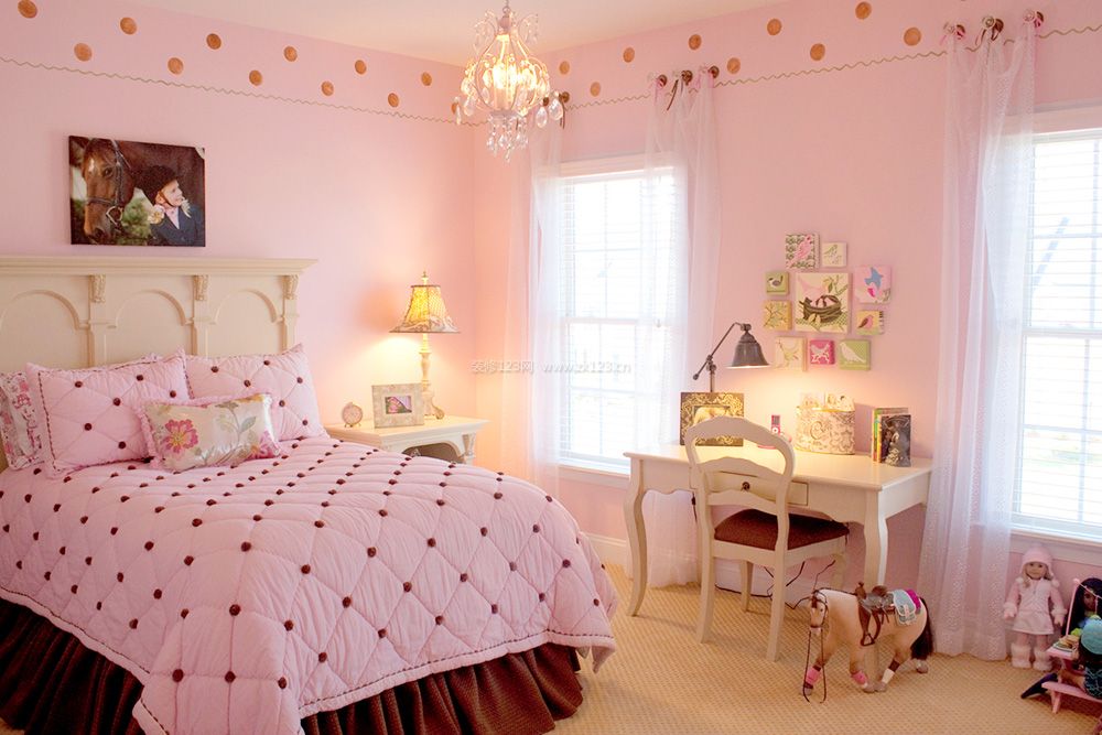 女生可爱卧室粉色墙面装修效果图片